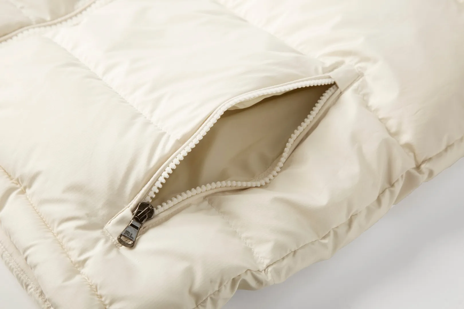 P460 White background picture [Popular in winter] Style number: 25118# Color: Black/Navy/Apricot/Sand Brown Size: S-XL - Ralph Lauren/Ralph Lauren 2025FW Popular winter items stand-up collar multi-zip three-proof GorHam vest down vest - 0.15 grid nylon coating on the face for light three-proof built-in 360T anti-drilling velvet coated gallbladder - corn tooth high-quality resin zipper Five large and small partition zippers on the whole body. Separate mold opening - original mold opening with originality. Full set of customized accessories. 100% detail processing - RL Ralph Lauren classic best-selling small label down vest. Best-selling offline in North America and out of stock all year round. Black and blue basic two-color. 25 new with apricot brown two-color. Simple and versatile. Double internal and external zippers. Very practical. Elastic elastic cord at the hem. Free elastic adjustment. 350 grams of zoned down filling. Warm and comfortable. Warm for winter.